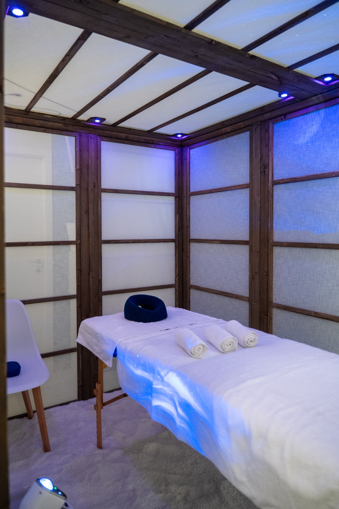 La cabina wellness Renaey con lettino e illuminazione blu